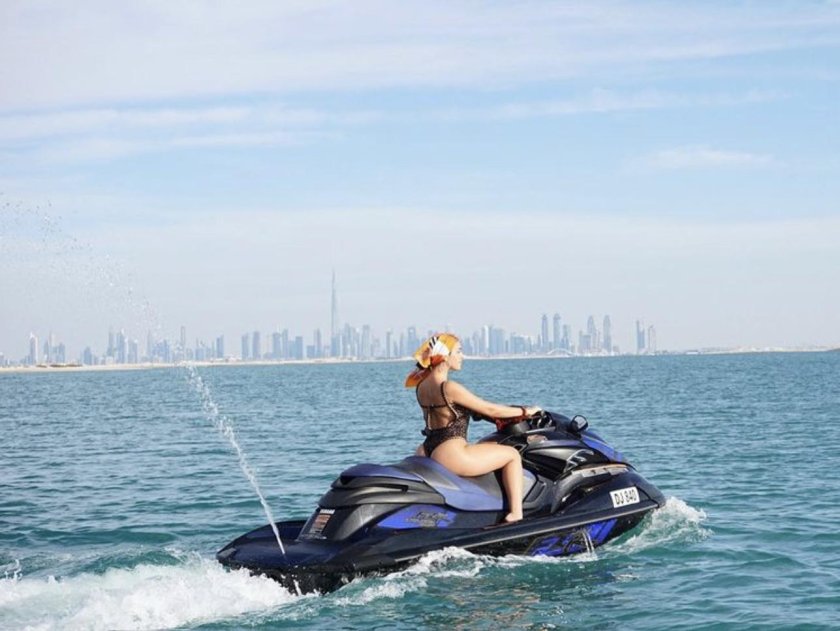 Девушка на водном скутере
