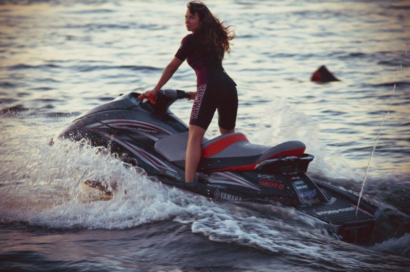Девушка на гидроцикле