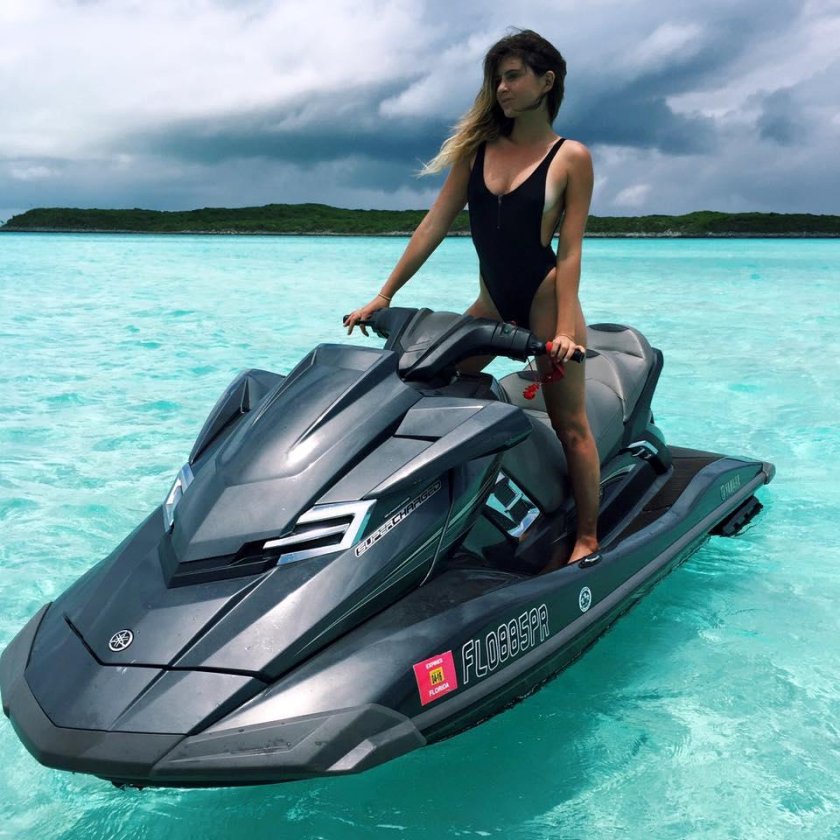 Серфингистка Анастасия Эшли