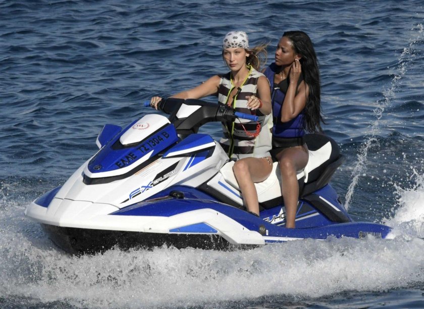 Девушка на гидроцикле