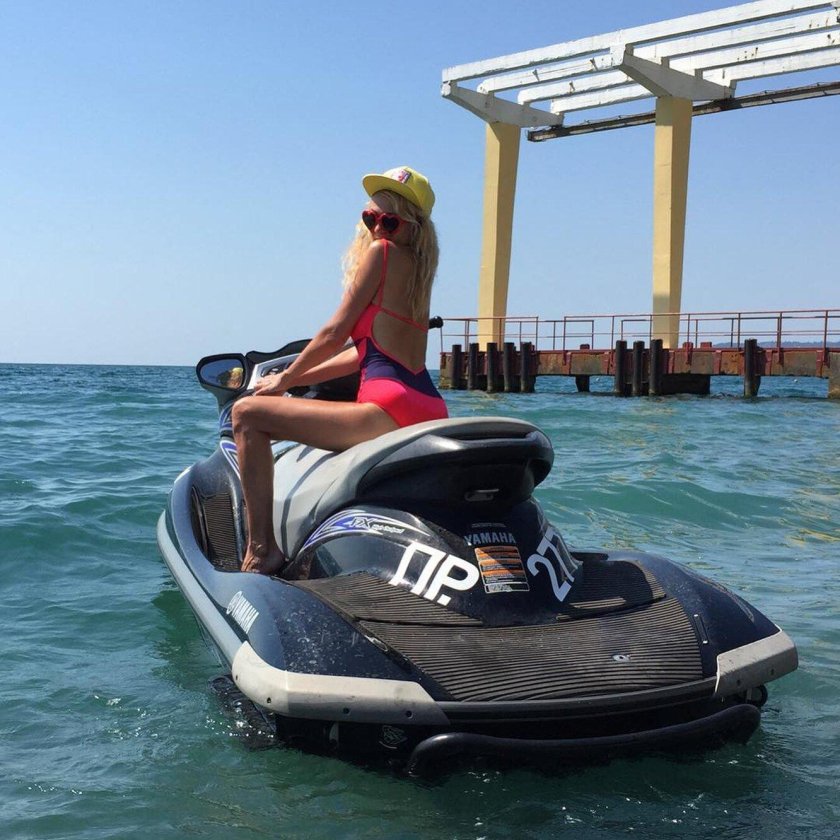 Блондинка на водном мотоцикле