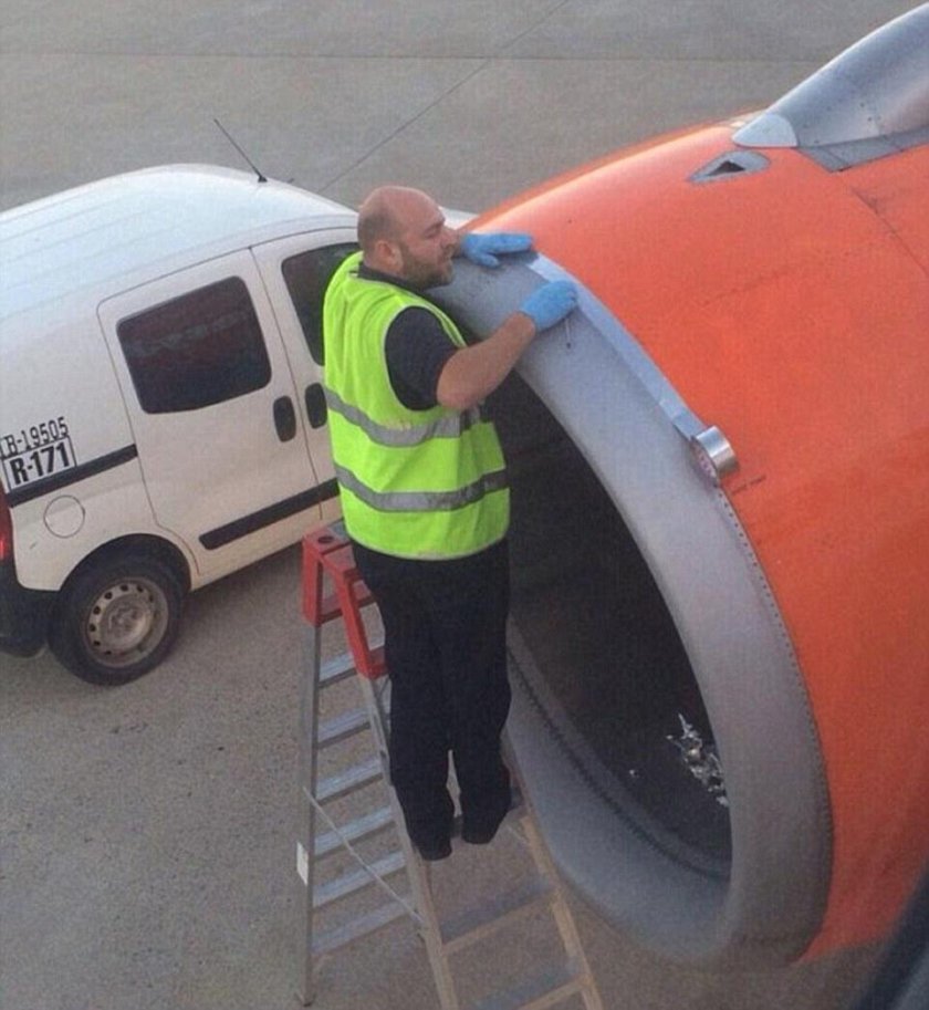 Заклеивазаклеивает скотчем двигатель самолёта