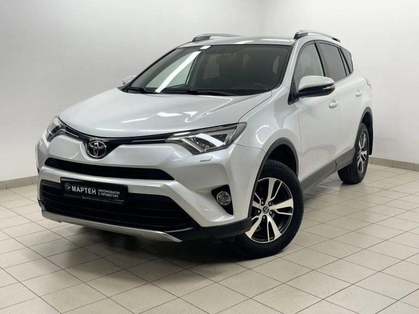 Белая тойота рав 4