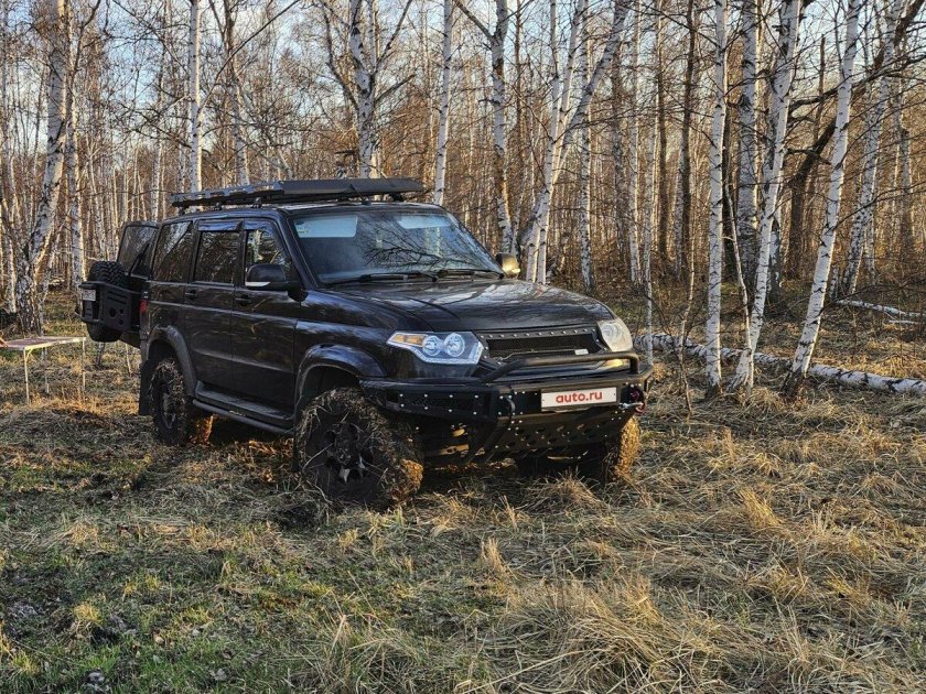 Черный уаз патриот
