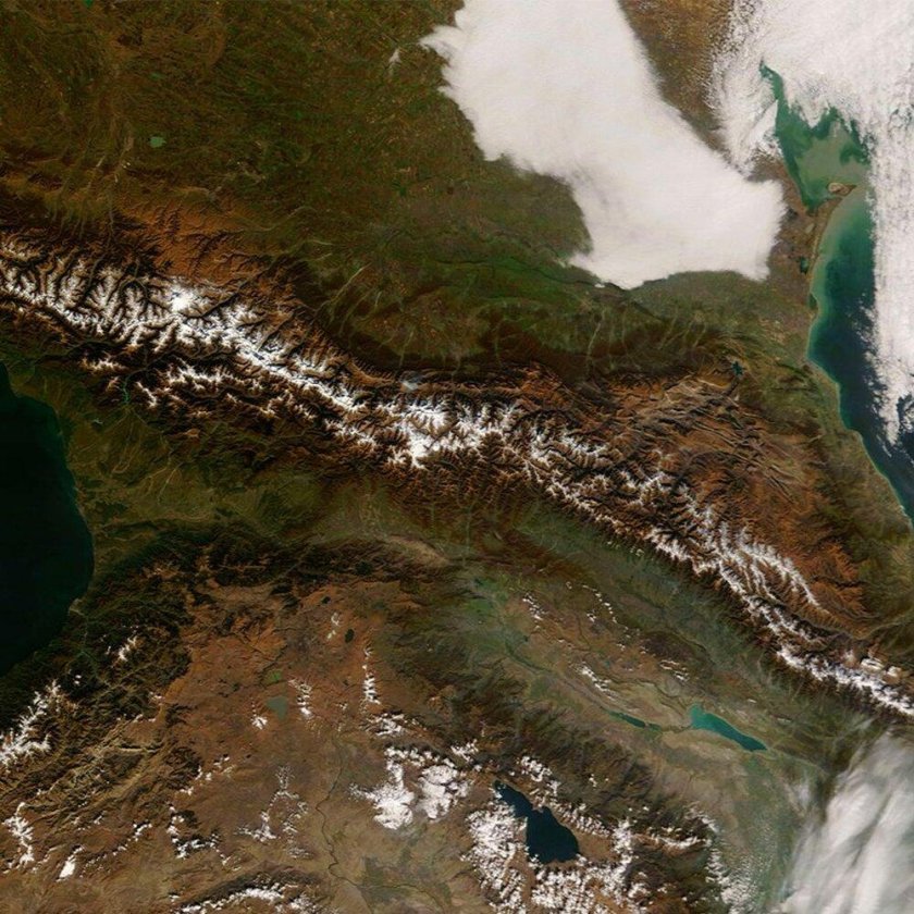 Гора Эльбрус со спутника