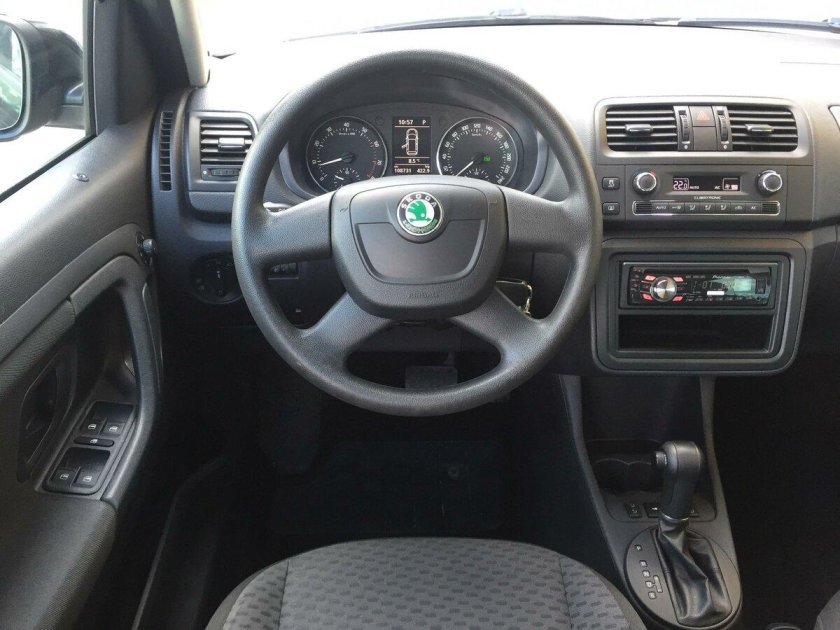 Шкода Фабия 2011 салон