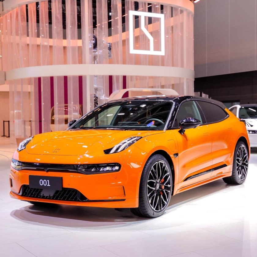 Zeekr 001 оранжевый