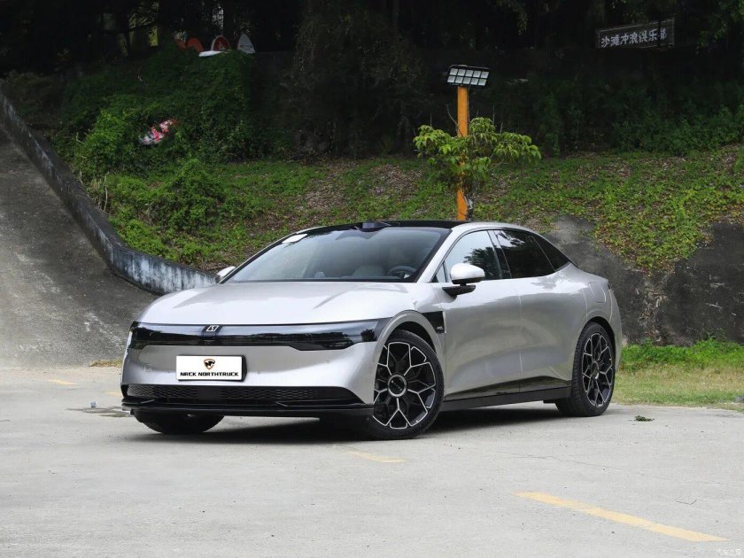 Zeekr 001 2024 седан