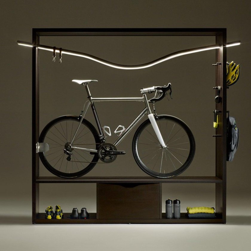 Велосипед в шкафу купе