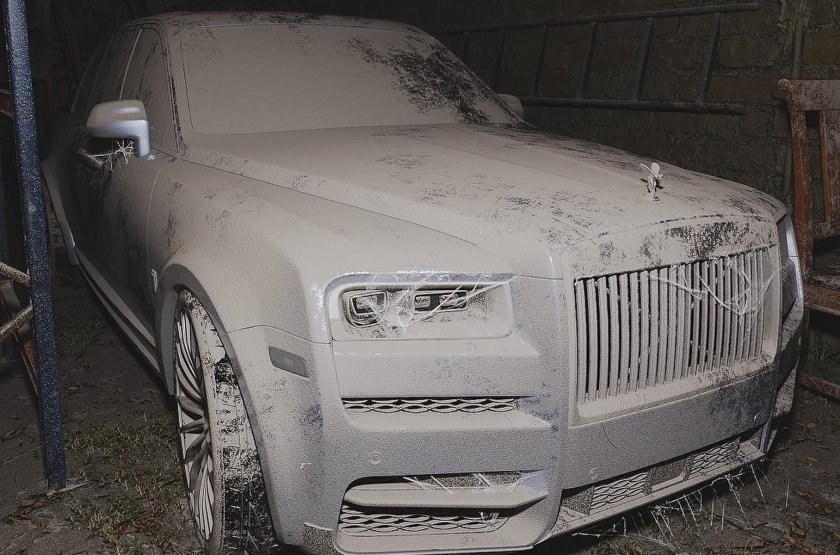 Машина в пыли