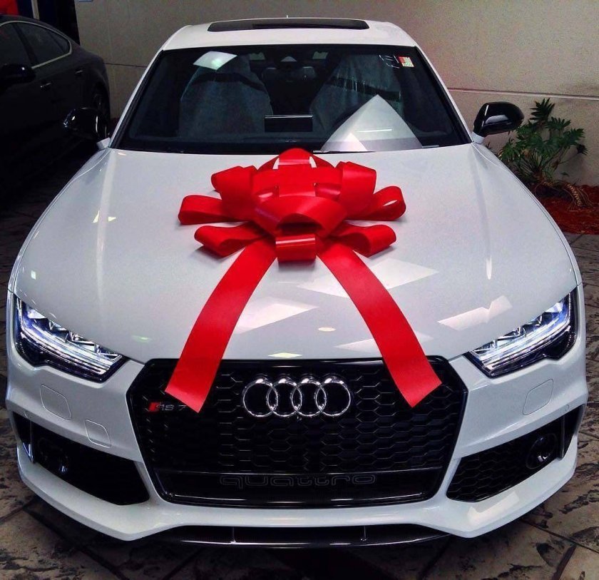Ауди q7 белая с бантом красным