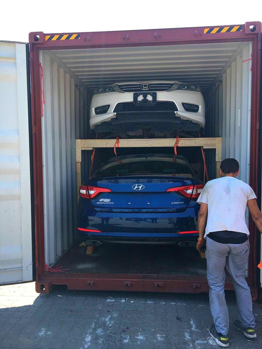 Машина в контейнере