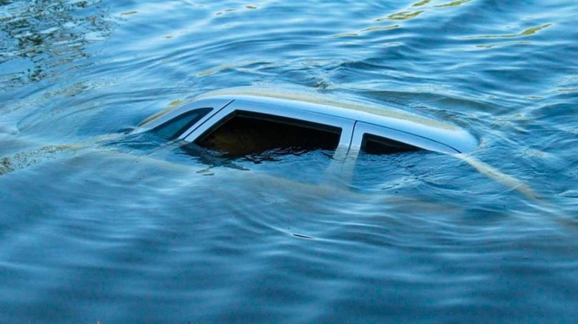 Машина тонет