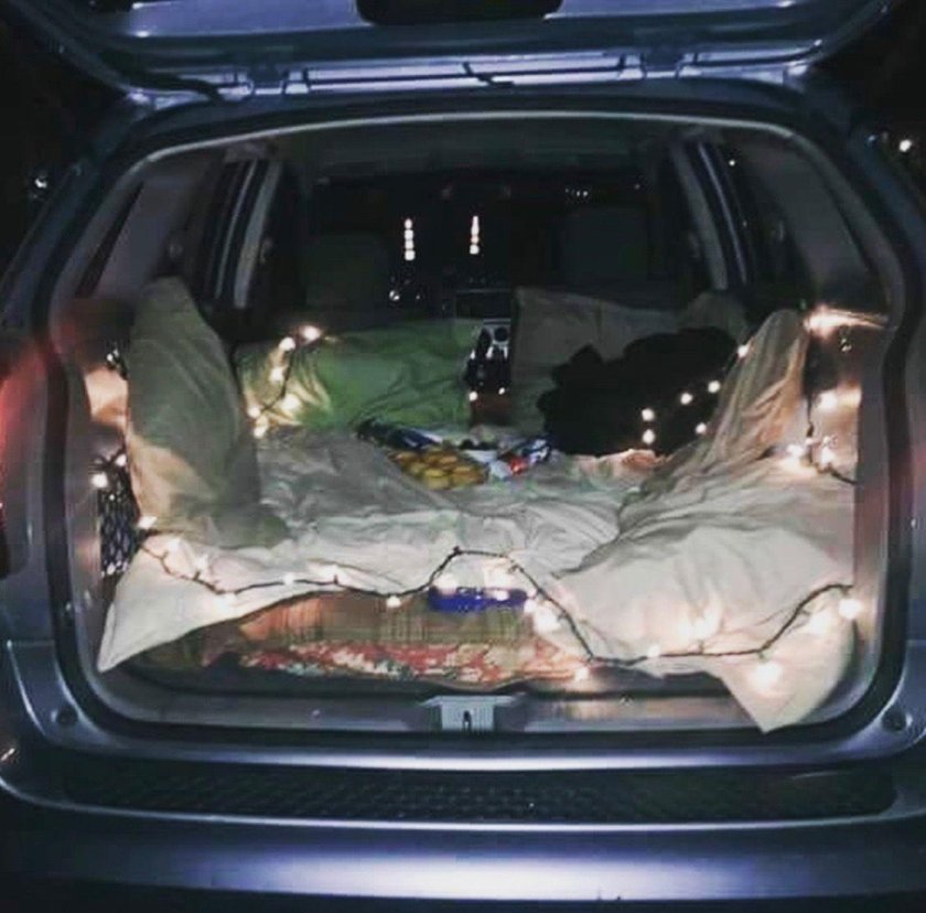 Романтик в багажнике машины