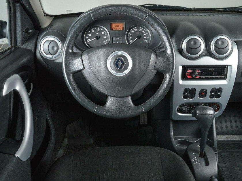 Рено Сандеро 1 поколения салон