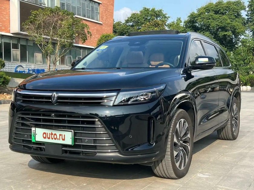 Черный внедорожник