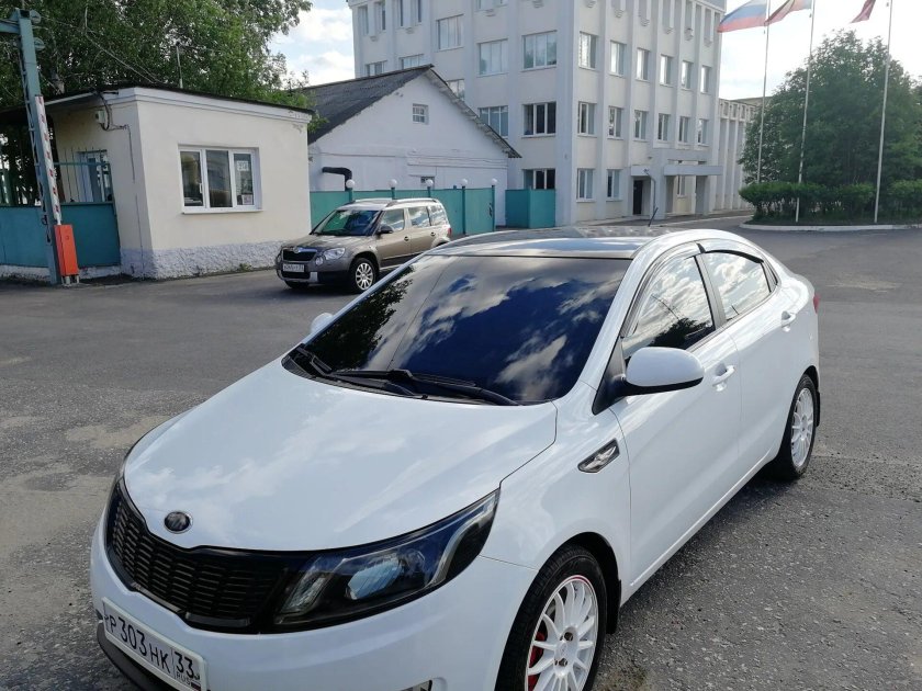 Киа Рио 3 с черной крышей