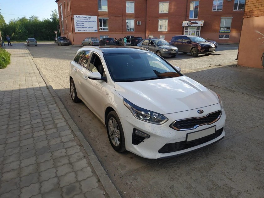 Kia Ceed с черной крышей