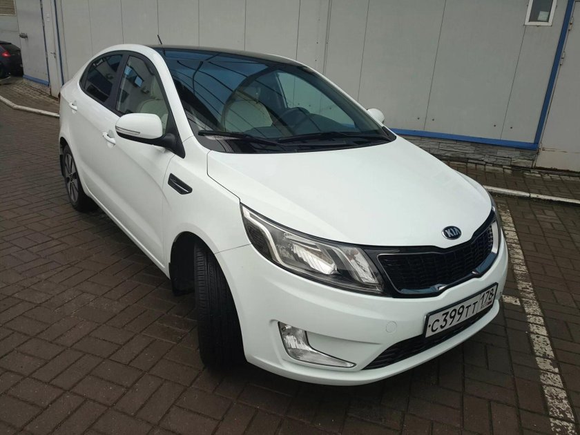 Белая Киа Рио 3 с черной крышей