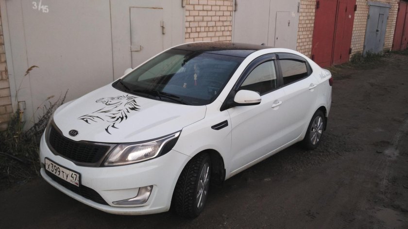Белая Киа Рио 3 с черной крышей
