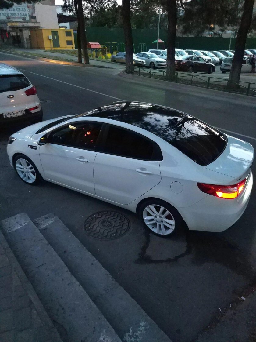 Киа Рио 4 белая с черной крышей