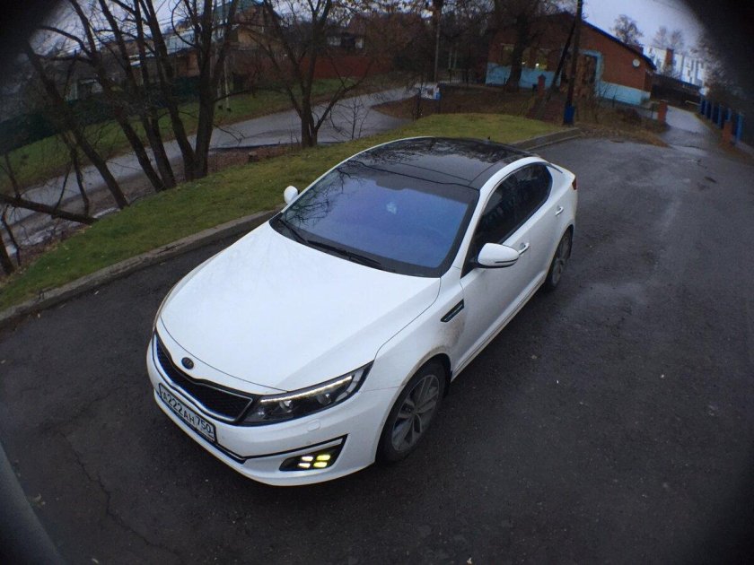 Киа Оптима белая с панорамной крышей