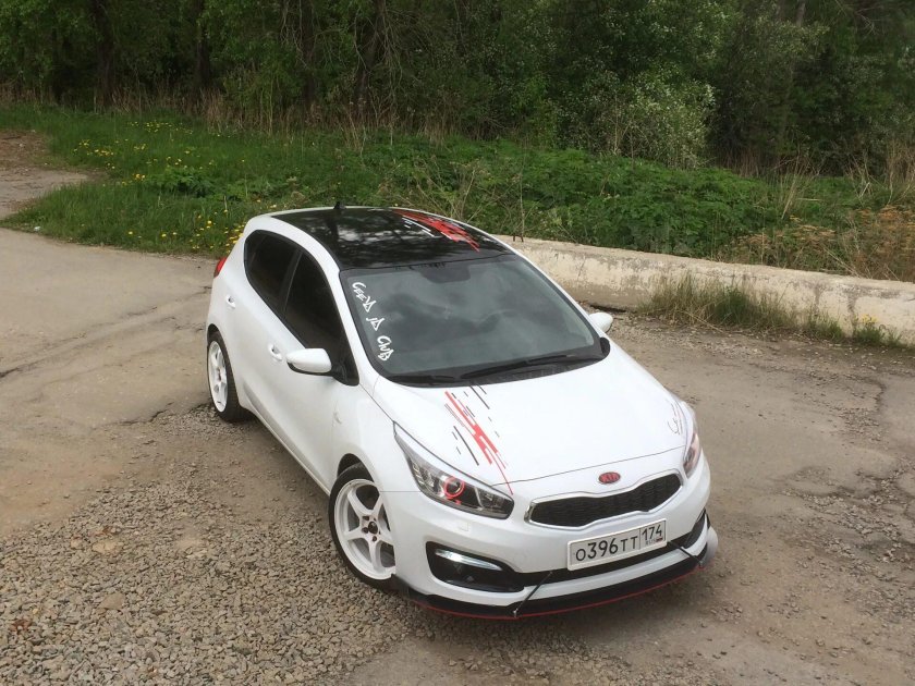 Kia Ceed с черной крышей