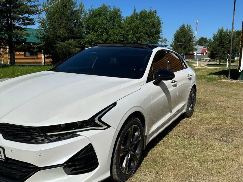 Белая киа к 5