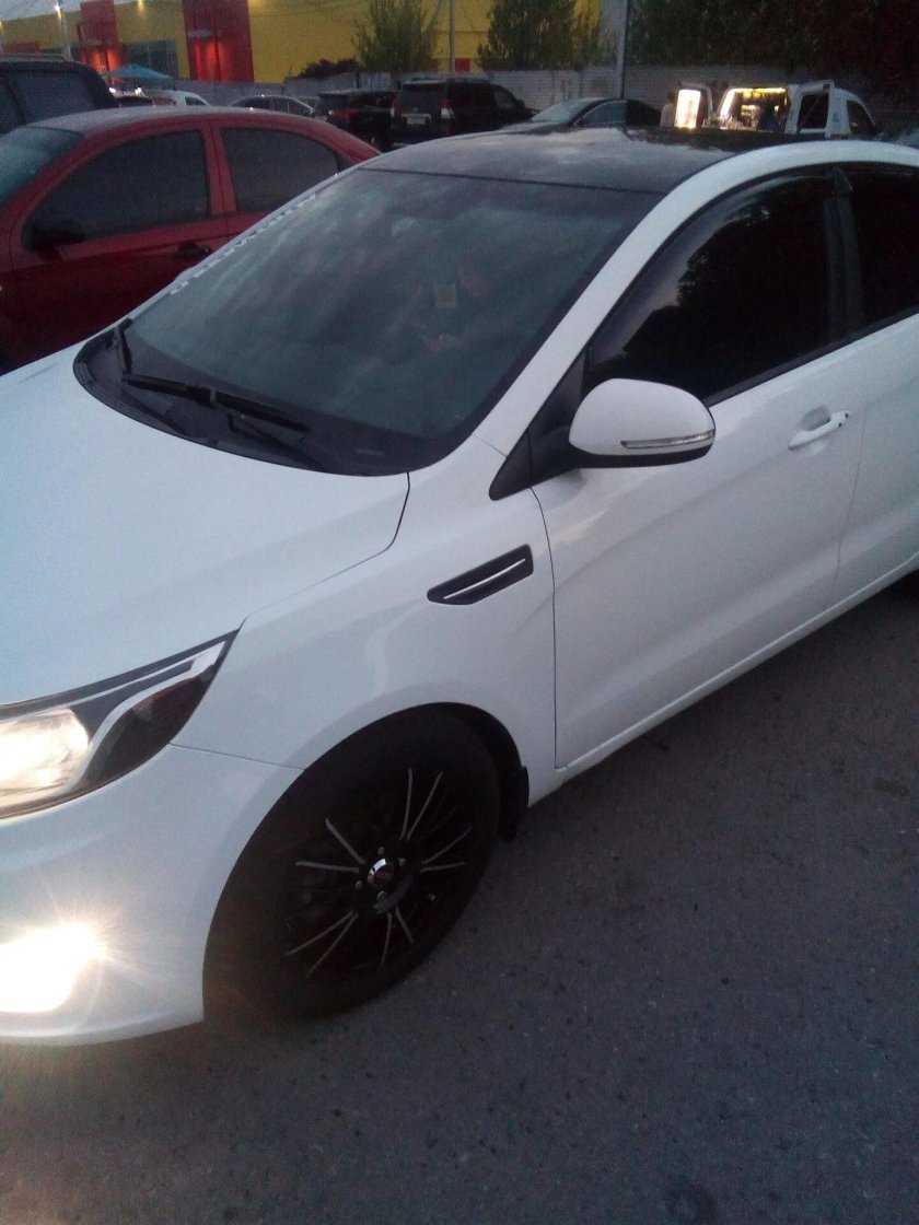 Киа Рио 3 с черной крышей