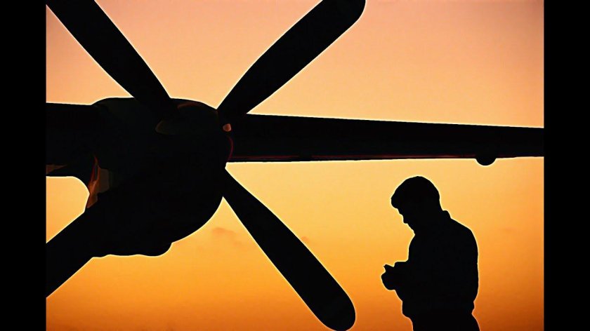 Самолет на фоне заката