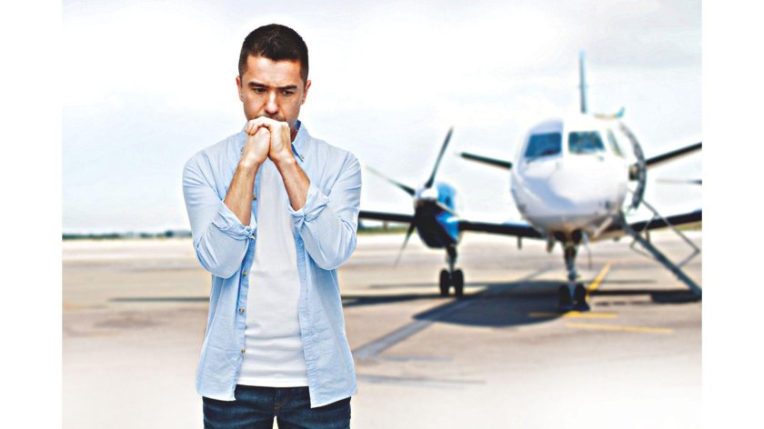 Человек на фоне самолета