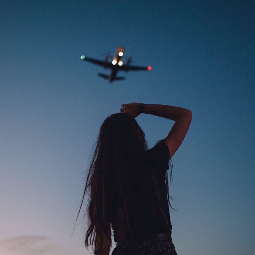 Девушка и самолет