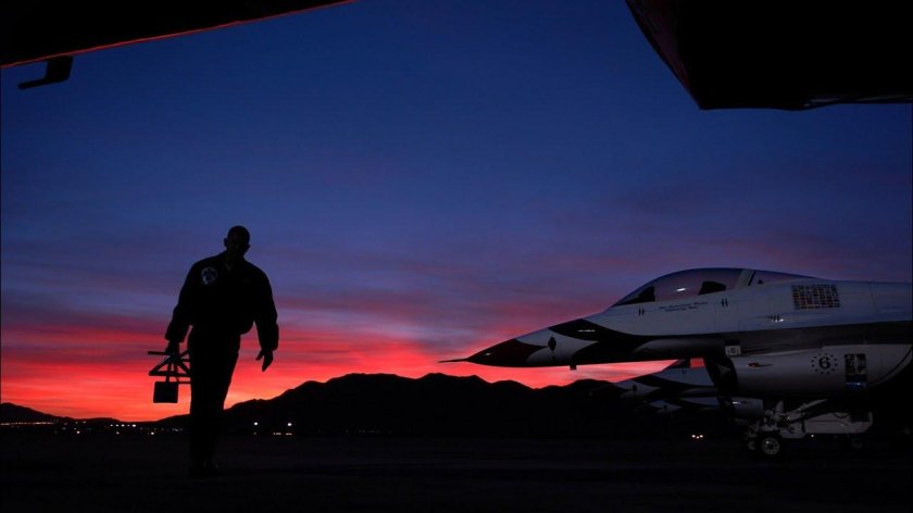 Летчик на фоне самолета