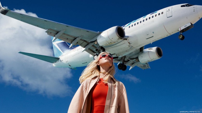 Девушка в самолете