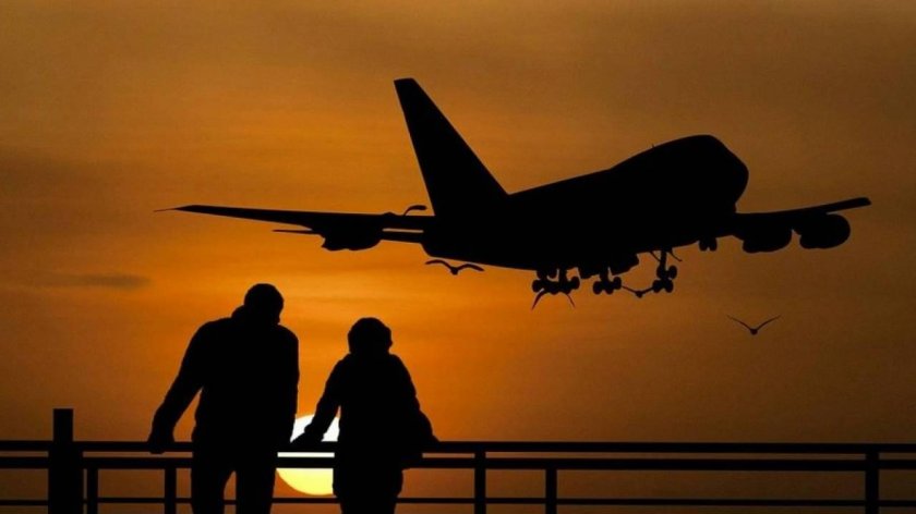 Силуэт самолета на закате