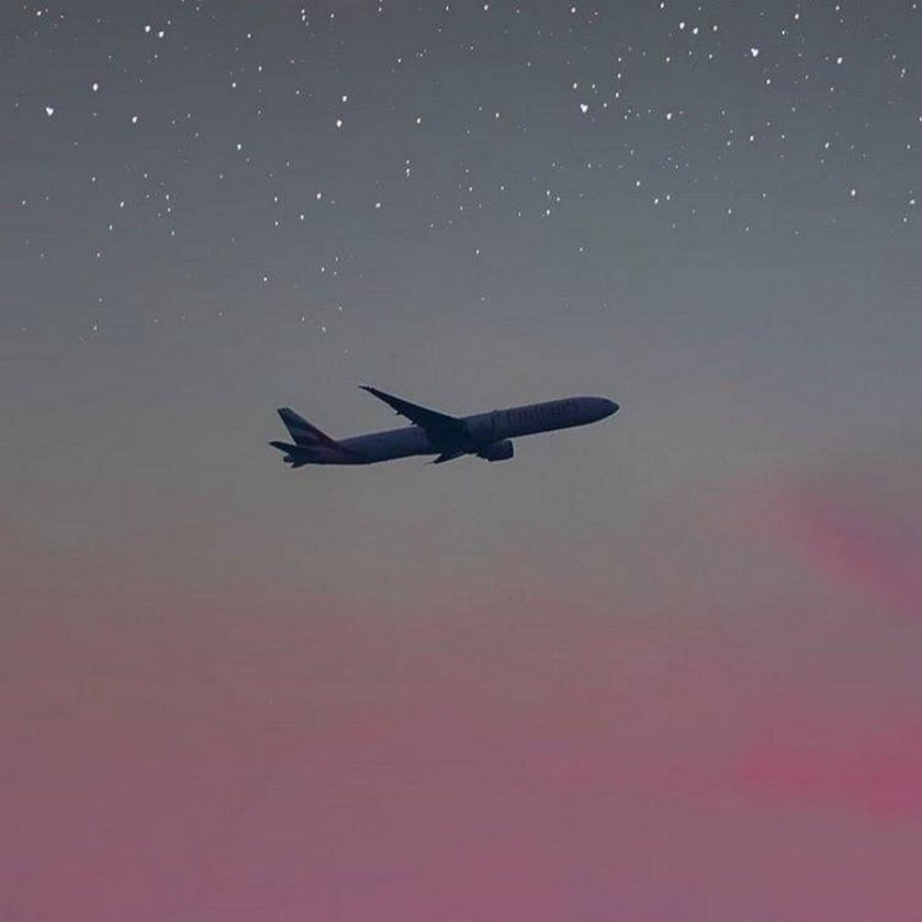 Рука и самолет в небе