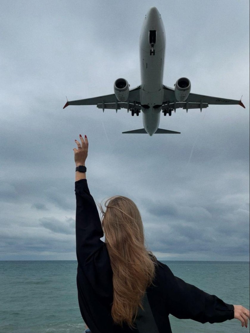 Самолет над головой