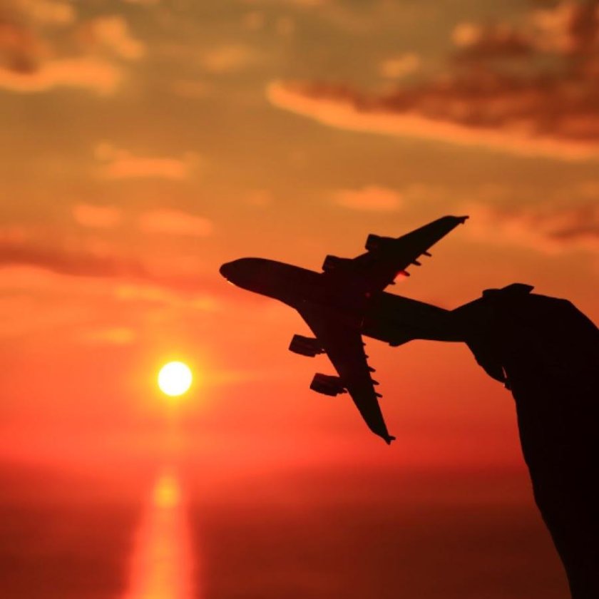 Самолет на закате