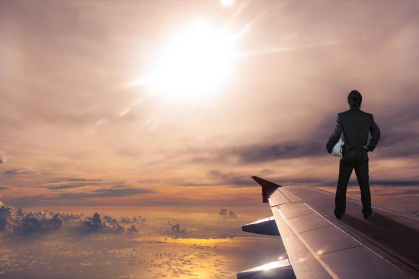 Человек на крыле самолета