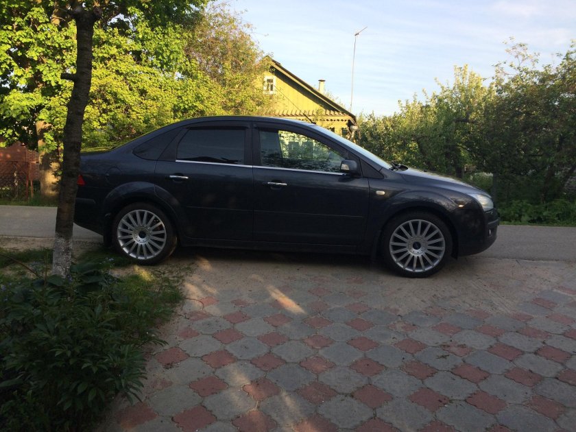 Ford Focus 2 sedan r18