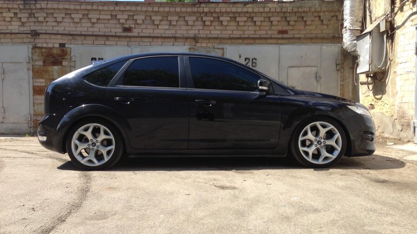 Черный Форд фокус r18