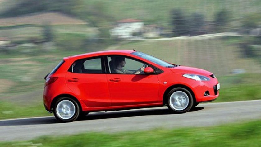 Машина Мазда 2