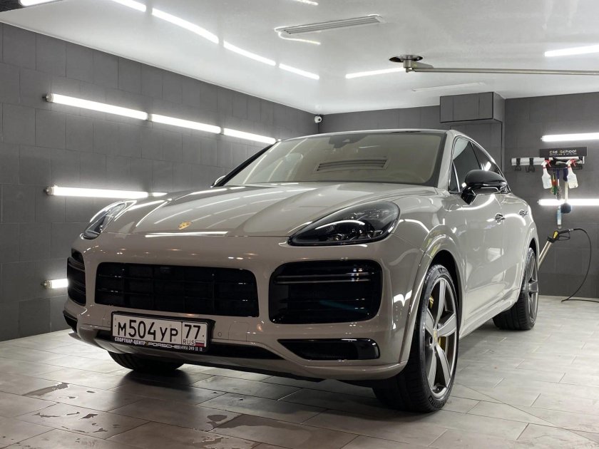Серый Порше Кайен 2020