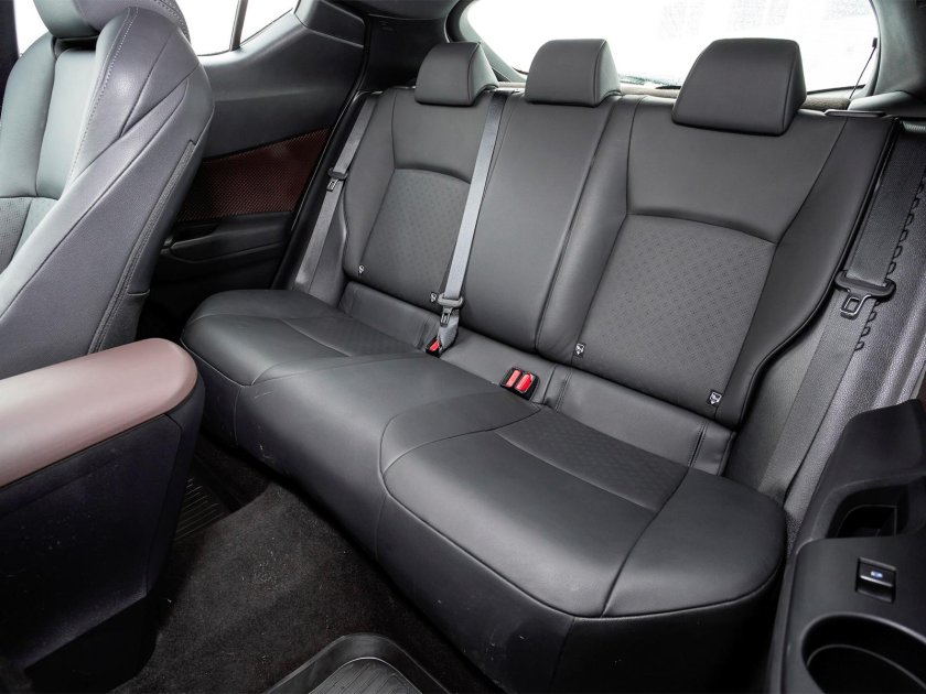 Тойота салон сзади