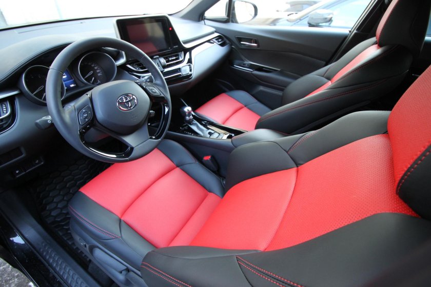 Тойота Chr салон