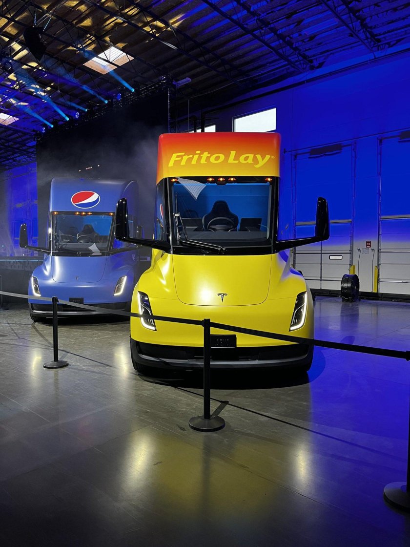 Тягач Tesla Semi