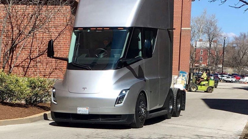 Электрогрузовик Тесла