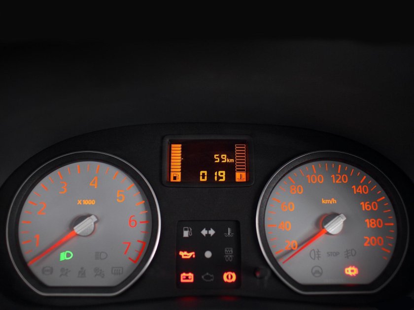 Приборная панель Рено Логан 2011