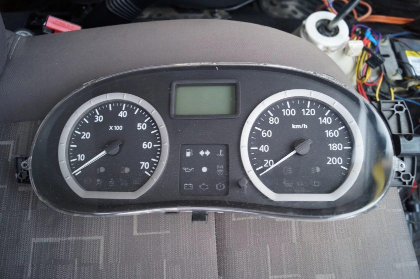 Приборка Логан 1