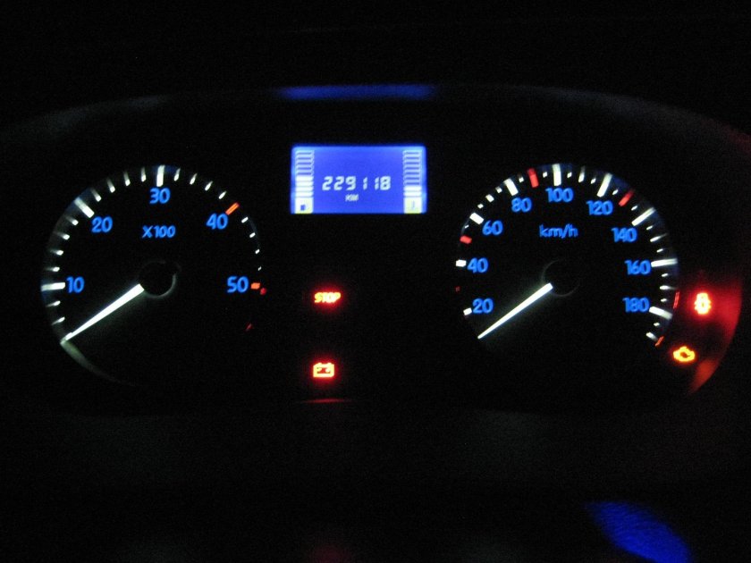 Рено Логан Пересвет приборки